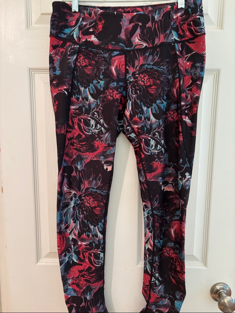 Women’s Floral Print Active Leggings in Black and Red